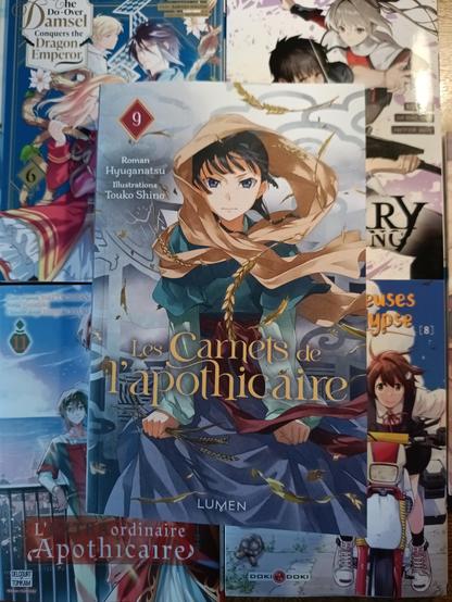 Roman Les carnets de l'apothicaire, posé sur les mangas